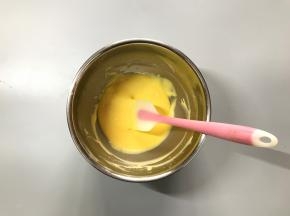再加入剩余的蛋黄，混合均匀。