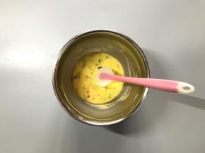 加入迷迭香和草莓干。翻拌均匀。