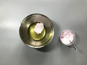 蛋白加入适量柠檬汁分三次加入棉花糖打发。