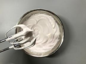 打至打蛋器提起呈有弹性的短弯勾。