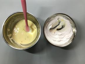 先将1/3蛋白霜放入蛋黄糊。翻拌混合均匀。