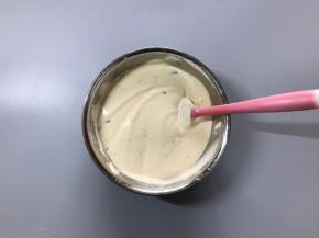 再将混合好的面糊倒回蛋白霜盆内。继续翻拌混合均匀。