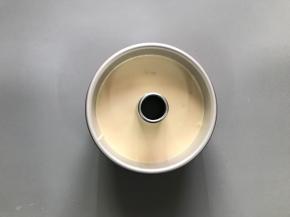 将混合好的面糊倒入学厨7寸中空模内，用细筷子画一圈消除大气泡，再轻震几下模。