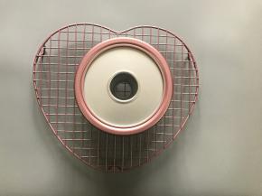 出炉震模后马上将蛋糕倒扣。