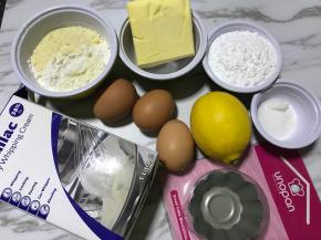 准备好所有的食材，柠檬洗净后去掉外皮剁碎，柠檬皮只要外面黄色的部分，不能带上里面白色组织，否则口味会苦涩很多，柠檬果肉部分挤成汁备用。