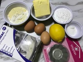 准备好所有的食材，柠檬洗净后去掉外皮剁碎，柠檬皮只要外面黄色的部分，不能带上里面白色组织，否则口味会苦涩很多，柠檬果肉部分挤成汁备用。