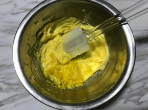 加入柠檬皮屑，搅拌均匀。