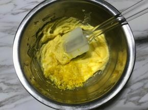 加入柠檬皮屑，搅拌均匀。