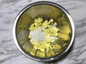黄油切小块软化、加入糖粉，用电动打蛋器打至至颜色变浅、体积蓬松。