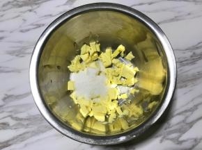 黄油切小块软化、加入糖粉，用电动打蛋器打至至颜色变浅、体积蓬松。