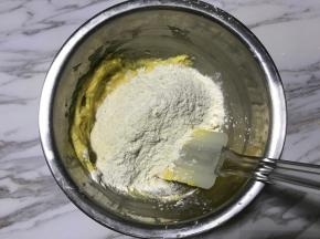 筛入低筋面粉和杏仁粉，搅拌均匀至无干粉状。