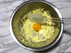 加入蛋黄，搅拌均匀。