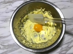 加入蛋黄，搅拌均匀。
