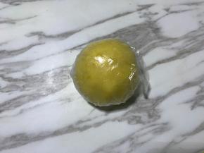 揉成光滑的面团，用保鲜膜包裹，送入冰箱冷藏20分钟。