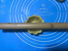 将面片放到模具中，用手指将面片压实后去掉多余的面团。