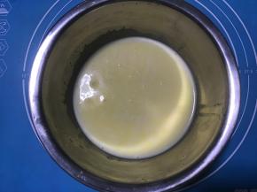 加入淡奶油，搅拌均匀后过筛。