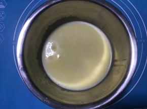 加入淡奶油，搅拌均匀后过筛。