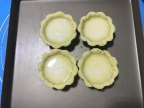 将挞液倒入挞皮中，放入烤箱中层，上下火，170度，20分钟左右。