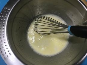 加入柠檬汁，搅拌均匀。