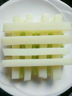 把两种菜摆入盘中