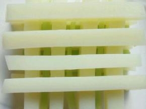 把两种菜摆入盘中