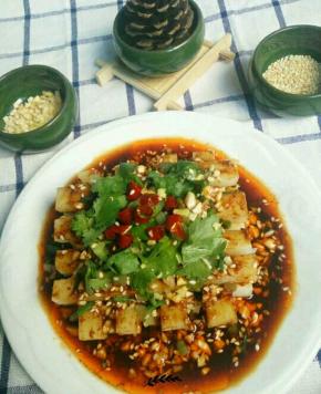 再撒上香菜 ，花生粒，芝麻，小米椒即可