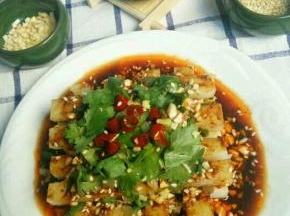 再撒上香菜 ，花生粒，芝麻，小米椒即可