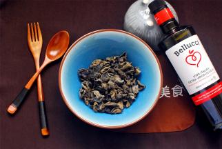 准备食材，5人份的量，干木耳15克即可。