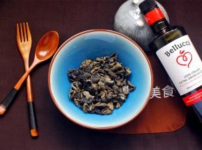 准备食材，5人份的量，干木耳15克即可。