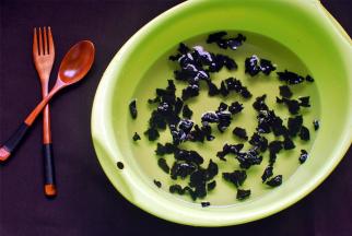 将干木耳用清水浸泡湿润，约60分钟。