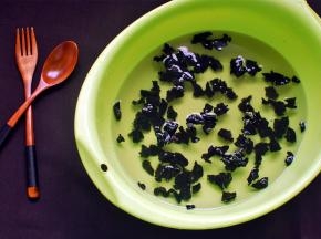 将干木耳用清水浸泡湿润，约60分钟。