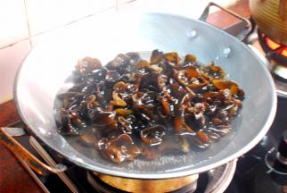 烧开水，倒入木耳，沸腾状态下大火煮2分钟，熄火。