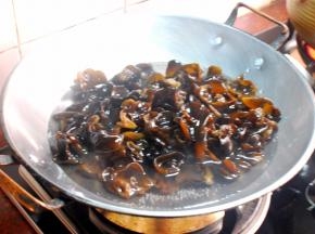 烧开水，倒入木耳，沸腾状态下大火煮2分钟，熄火。