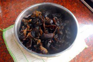 将木耳捞起，稍微冷却降温。