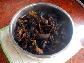 将木耳捞起，稍微冷却降温。