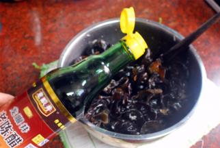 最后淋入陈醋，用筷子拌均匀，盖上保鲜膜，放入冰箱冷藏30分钟再食用。