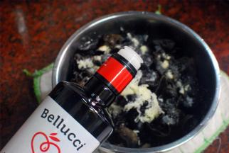 接着淋入2大匙橄榄油。