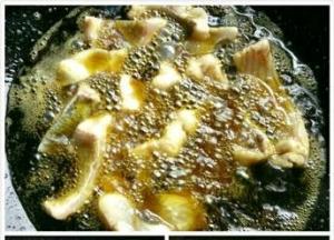 准备多一点油，然后把鱼在油锅里面炸一遍