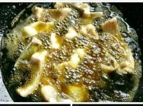 准备多一点油，然后把鱼在油锅里面炸一遍