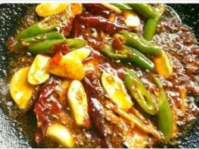 继续加入豆瓣酱翻炒