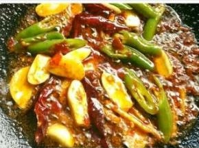 继续加入豆瓣酱翻炒