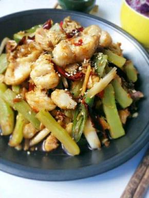 出锅前放盐，再撒上芝麻即可