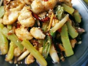 出锅前放盐，再撒上芝麻即可