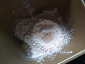 先把清水、全蛋液倒入面包桶，再放细砂糖和盐对角分开放；放高筋面粉和酵母