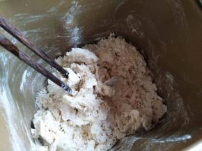 用筷子搅拌几下