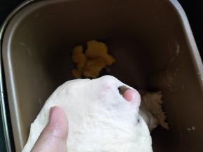 启动一个揉面程序，能拉出厚膜加入软化的黄油