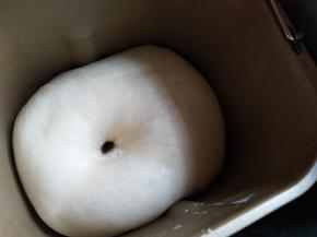 发酵2-2.5倍大，手指蘸面粉戳个洞不回缩表明发好了