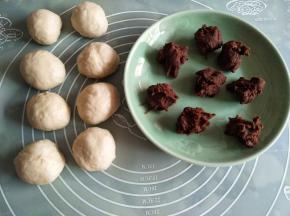 面团平均分成8份，豆沙馅分成20克一份
