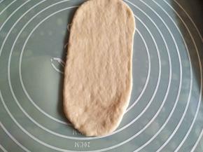 取一个面团擀成长面片