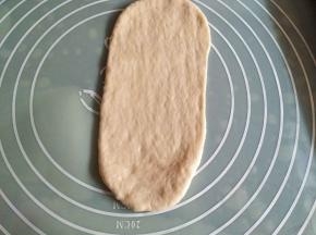 取一个面团擀成长面片